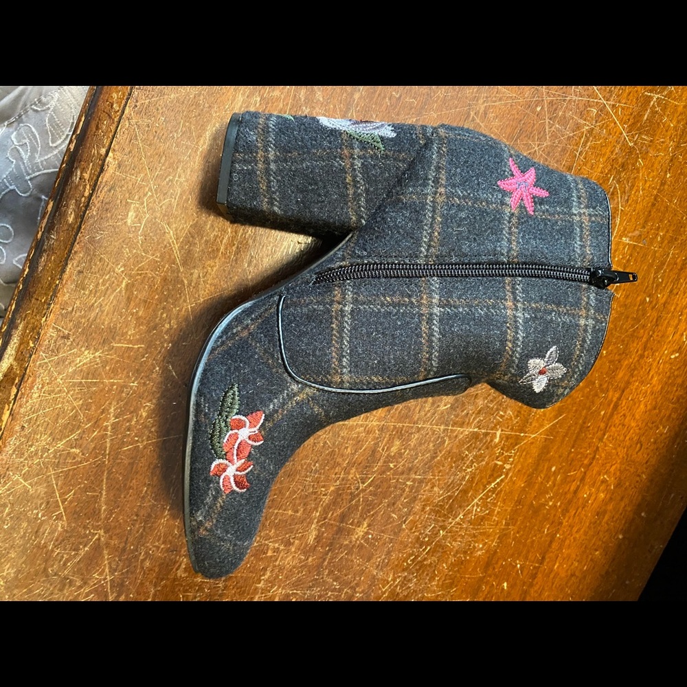 NWOT Gray with floral booties - Picture 5 of 11